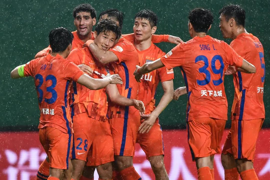 مدافعونليفربولحائطالصدالذييقودأحلامالريدز
