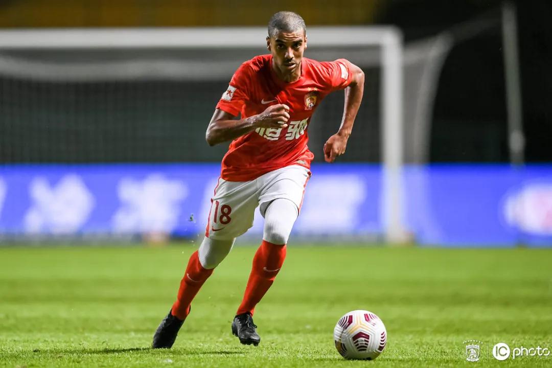 ميلان ويوفنتوس مباشرمواجهة كلاسيكية بإيقاع أوروبي